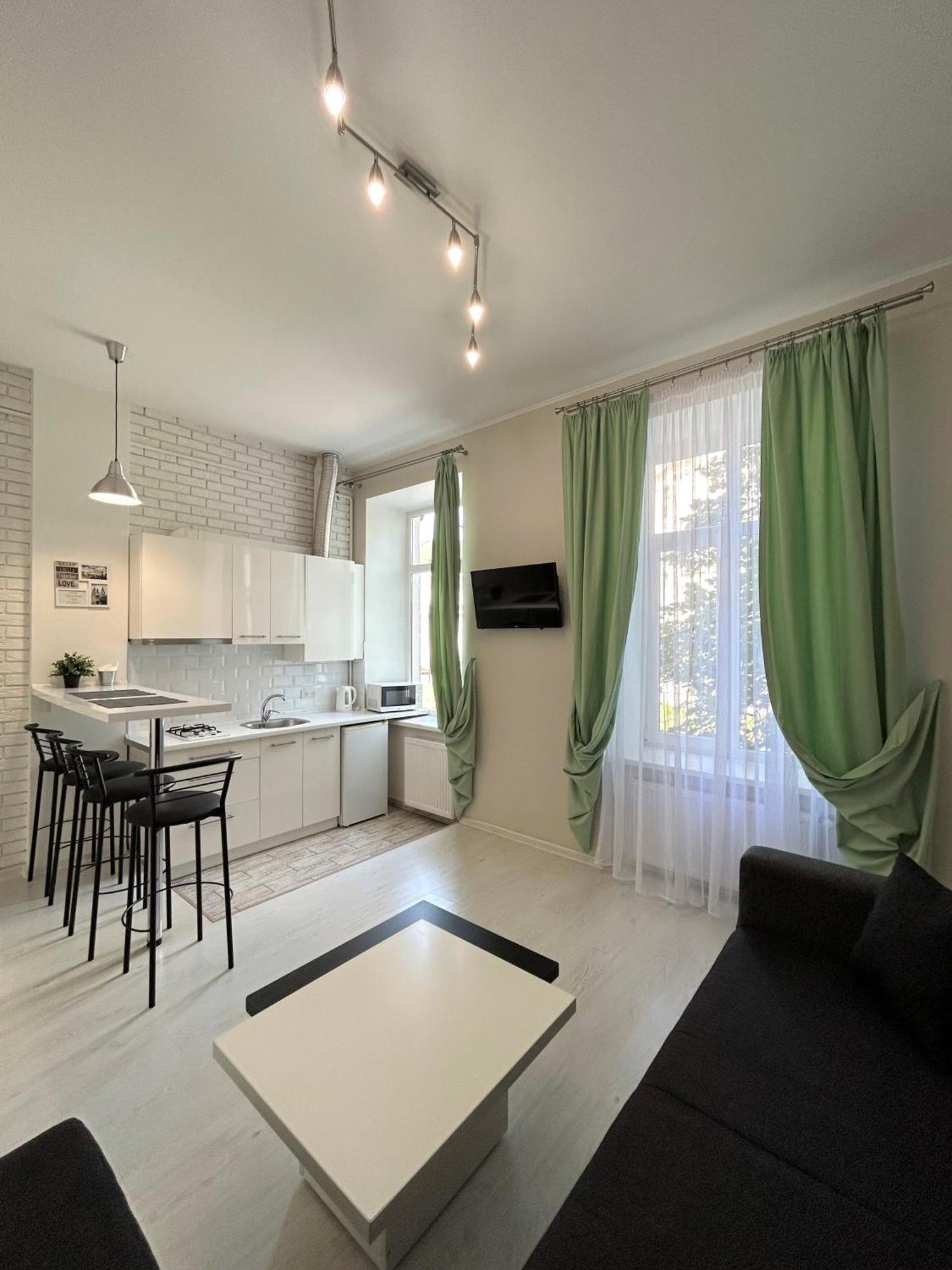 Modern Apartment In Old City Center リヴィウ エクステリア 写真