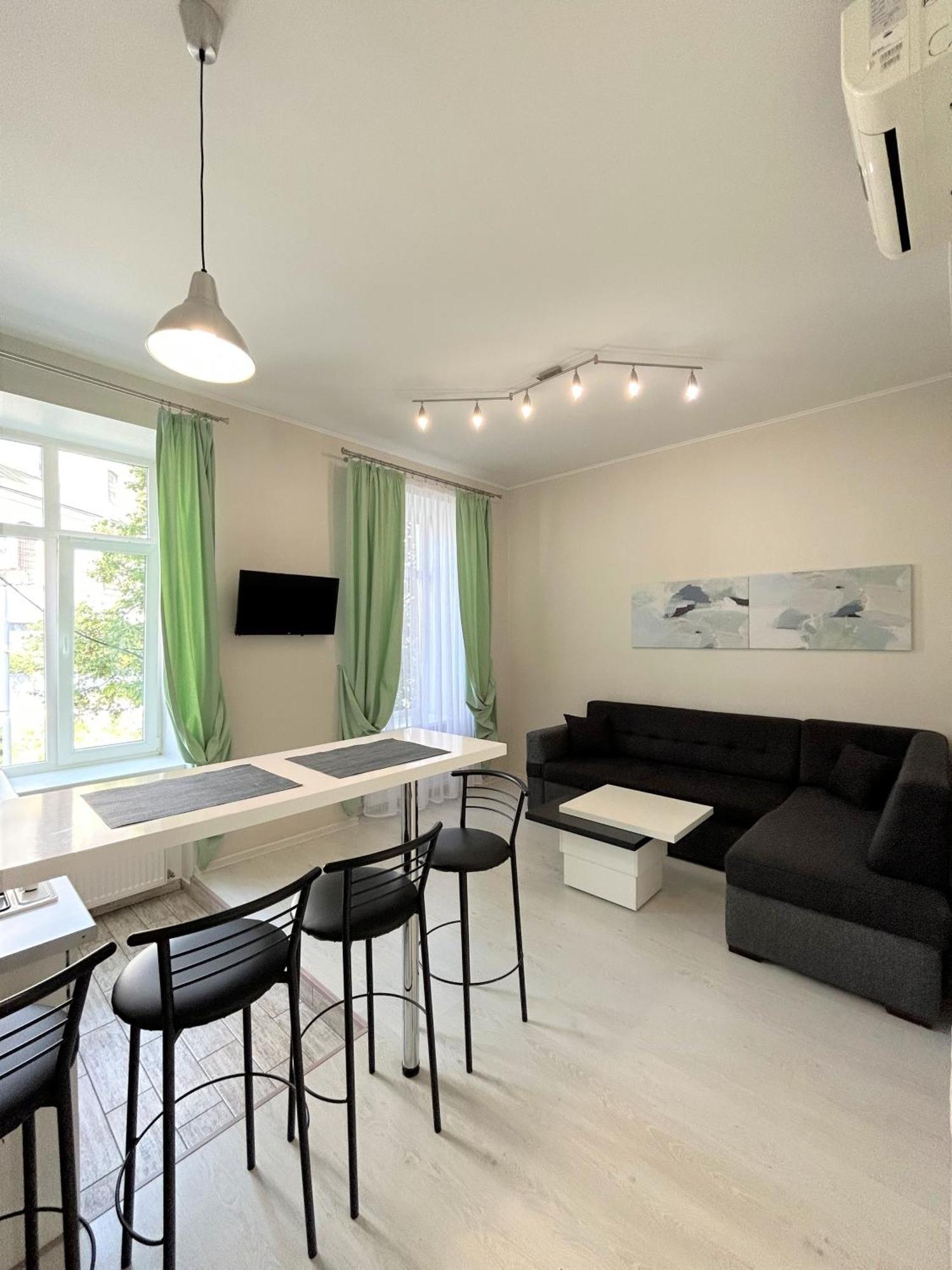Modern Apartment In Old City Center リヴィウ エクステリア 写真