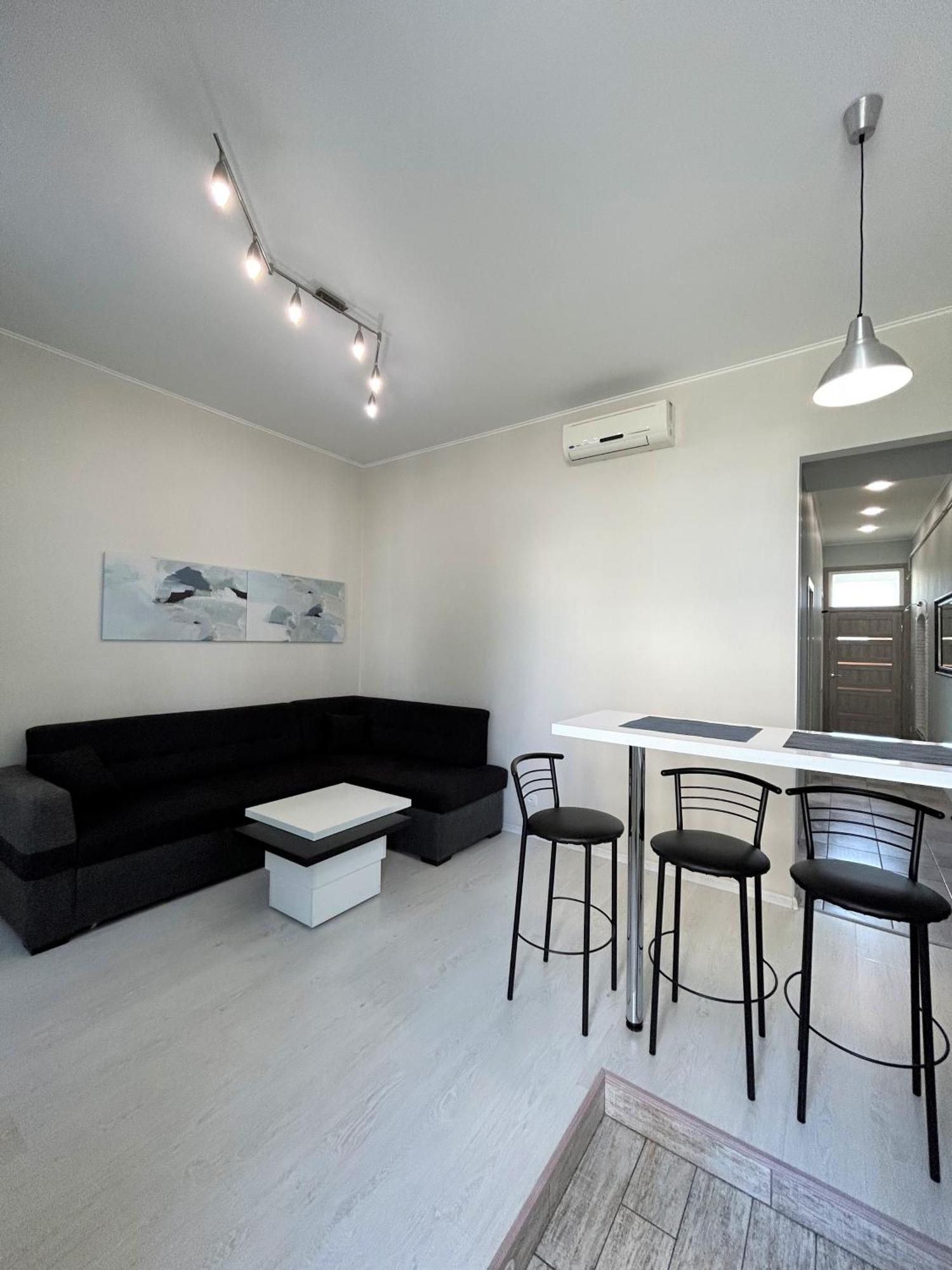 Modern Apartment In Old City Center リヴィウ エクステリア 写真