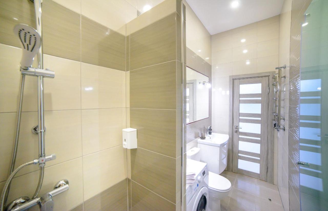 Modern Apartment In Old City Center リヴィウ エクステリア 写真