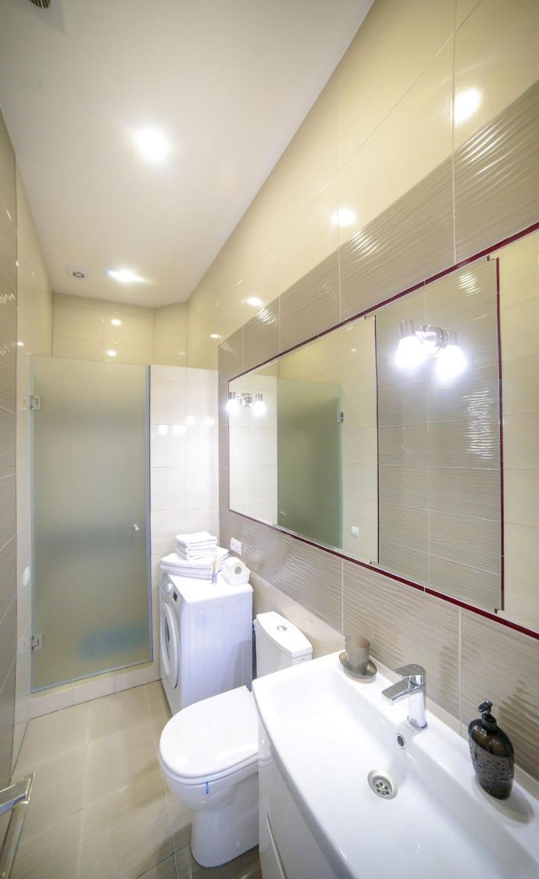 Modern Apartment In Old City Center リヴィウ エクステリア 写真